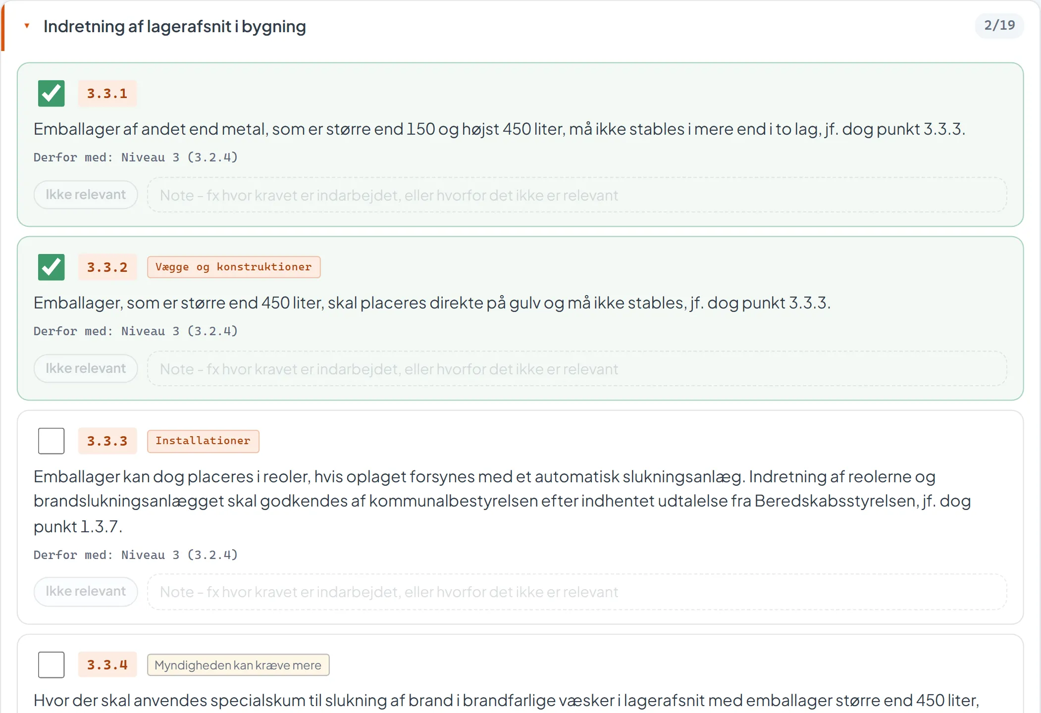 Tre krav i afsnittet om indretning af lagerafsnit: ét afkrydset med navn og tidspunkt, ét markeret med grønt flueben og felter til ikke relevant og note